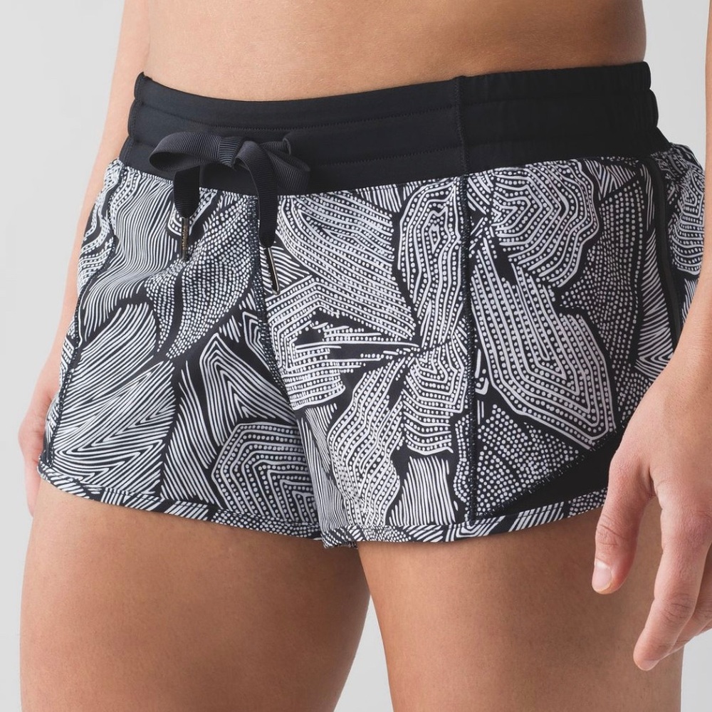 Lululemon Hotty Hot Short Dottie Tribe White Black